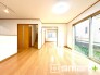 ～穏やかな陽の入るＬＤＫ～
・大きな窓のあるＬＤＫは陽当りも良好で明るい空間となっております。
・ご家族団らんなど過ごす時間の多いＬＤＫが明るいのは嬉しいポイントですね。
