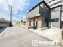 ～閑静な住宅街の立地～
・周辺は閑静な住宅街となっておりますので、静かな暮らしをご実現いただけます。
・前面道路の交通量も多くないので、小さなお子様がいるご家庭でもご安心ですね。
