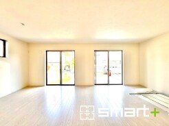 ~穏やかな陽の入るLDK~
・大きな窓のあるLDKは陽当りも良好で明るい空間となっております。
・ご家族団らんなど過ごす時間の多いLDKが明るいのは嬉しいポイントですね。