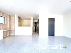 ~ナチュラルな色彩のLDK~
・自然な風合いの色味で纏められたLDKは家具のコーディネートもしやすくなっております。
・どんなインテリアにするか、考えるだけでも楽しくなりますね。