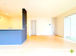 ~ナチュラルな色彩のLDK~
・自然な風合いの色味で纏められたLDKは家具のコーディネートもしやすくなっております。
・どんなインテリアにするか、考えるだけでも楽しくなりますね。