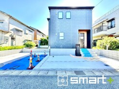 ~モダンな印象を与える外観~
・シックな色彩の2トーンカラーを採用する事でモダンでお洒落な印象の外観となっております。
・毎日家に帰ってくることが誇らしくなる高級感のある仕様。