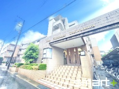 ~閑静な住宅街の立地~
・周辺は閑静な住宅街となっておりますので、静かな暮らしをご実現いただけます。
・前面道路の交通量も多くないので、小さなお子様がいるご家庭でもご安心ですね。