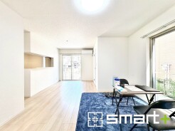 ~穏やかな陽の入るLDK~
・大きな窓のあるLDKは陽当りも良好で明るい空間となっております。
・ご家族団らんなど過ごす時間の多いLDKが明るいのは嬉しいポイントですね。