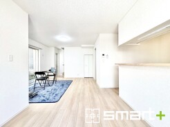 ~開放的なリビングイン階段~
・ご家族のお出掛けや帰宅がわかるリビングイン階段。自然とコミュニケーションが増えますね。
・家事をしながらリビング全体が見渡せるカウンターキッチンも魅力です。