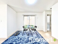 ~窓からはたっぷりの陽光~
・穏やかな陽だまりに包まれる居心地の良いLDKは南側に大開口の窓があるので明るく開放的な空間。
・柔らかみのあるナチュラルカラーで、家具やカーテンの色も選びやすいですね。