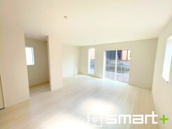 ~穏やかな陽の入るLDK~
・大きな窓のあるLDKは陽当りも良好で明るい空間となっております。
・ご家族団らんなど過ごす時間の多いLDKが明るいのは嬉しいポイントですね。