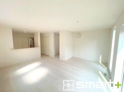 ~穏やかな陽の入るLDK~
・穏やかな陽だまりに包まれる居心地の良いLDKは、ご家族が自然と集まる憩いのスペースに。
.1.5帖分のフリースペース付き。収納やテレワークルームなどにも便利です。