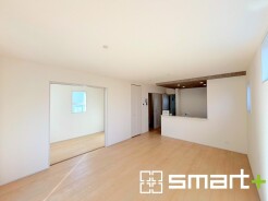 ~家族団らんにピッタリの広々リビング~
・自然の光が降り注ぐ明るいLDKは家族団らんにピッタリ。
・隣接の洋室を続き間として利用すれば20帖の広々空間になります。