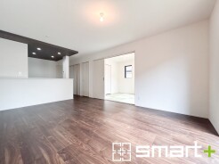 ~ナチュラルな色彩のLDK~
・自然な風合いの色味で纏められたLDKは家具のコーディネートもしやすくなっております。
・どんなインテリアにするか、考えるだけでも楽しくなりますね。