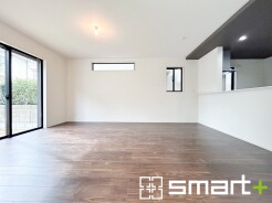 ~穏やかな陽の入るLDK~
・大きな窓のあるLDKは陽当りも良好で明るい空間となっております。
・ご家族団らんなど過ごす時間の多いLDKが明るいのは嬉しいポイントですね。