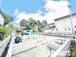 ~ベタ基礎でしっかりとした土台~
・コンクリートの中に鉄筋を配し強度を高めた「ベタ基礎」を採用。
・しっかりとした土台を造ったうえで、その上に建物が築造されていきます。