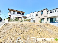 ~閑静な住宅街の立地~
・周辺は閑静な住宅街となっておりますので、静かな暮らしをご実現いただけます。
・前面道路の交通量も多くないので、小さなお子様がいるご家庭でもご安心ですね。