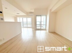 ~日当り良好のLDK~
・窓からたっぷりの陽光が差し込む明るいリビングで寛ぎのひと時を。
・出来立てのお料理を運ぶのにも、食器の後片付けもラクラクなカウンターキッチン。