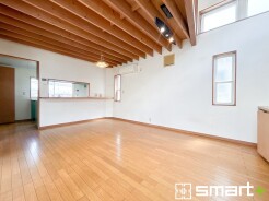 ~余裕の空間が広がるLDK~
・17帖あるLDKはご家族団らんのお時間を余裕の広さで演出してくれます。
・ご内覧の際は家具の配置などもイメージしながらご覧くださいませ。