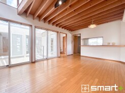 ~穏やかな陽の入るLDK~
・大きな窓のあるLDKは陽当りも良好で明るい空間となっております。
・ご家族団らんなど過ごす時間の多いLDKが明るいのは嬉しいポイントですね。