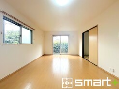 ~余裕の空間が広がるLD~
・10帖あるLDはご家族団らんのお時間を余裕の広さで演出してくれます。
・ご内覧の際は家具の配置などもイメージしながらご覧くださいませ。