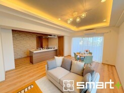 ~穏やかな陽の入るLDK~
・大きな窓のあるLDKは陽当りも良好で明るい空間となっております。
・ご家族団らんなど過ごす時間の多いLDKが明るいのは嬉しいポイントですね。