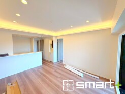 ~窓からはたっぷりの陽光~
・穏やかな陽だまりに包まれる居心地の良いLDKは南側に大開口の窓があるので明るく開放的な空間に。
・柔らかみのあるナチュラルカラーで、家具なども選びやすいですね。