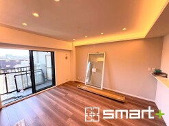 ~穏やかな陽の入るLDK~
・大きな窓のあるLDKは陽当りも良好で明るい空間となっております。
・ご家族団らんなど過ごす時間の多いLDKが明るいのは嬉しいポイントですね。