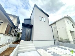 ~スタイリッシュな外観~
・重厚感のあるネイビーと清潔感のあるホワイトの組み合わせが、洗練されたクールな雰囲気を醸し出しています。
・すっきりと洗練された印象のお住まいになりますね。