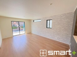 ~穏やかな陽の入るLDK~
・ご家族でゆったり寛げる広々リビングは、大きな窓からたっぷりの陽光が差し込む明るい空間。
・アクセントクロスでシンプルなお部屋もメリハリのある空間に。