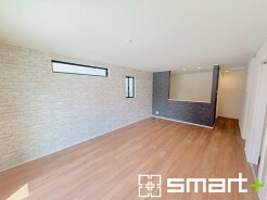 ~穏やかな陽の入るLDK~
・ご家族でゆったり寛げる広々リビングは、大きな窓からたっぷりの陽光が差し込む明るい空間。
・料理と洗濯、片付けなど並行して家事を進める時に便利な回遊動線。
(A号棟)