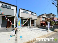 ~落ち着いた雰囲気の外観~
・環境にも馴染みやすく、汚れもあまり目立たない淡いグレーとホワイトのツートンカラーで落ち着いた印象に。
・重厚感があって洗練されたクールな雰囲気です。
(A号棟)