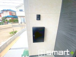 ~宅配ボックスを標準装備~
・ネットショッピングが当たり前になった今の時代に嬉しい宅配ボックスを標準装備。
・お仕事や外出の際もお荷物の受取が可能です。