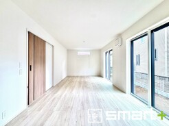 ~穏やかな陽の入るLDK~
・大きな窓のあるLDKは陽当りも良好で明るい空間となっております。
・ご家族団らんなど過ごす時間の多いLDKが明るいのは嬉しいポイントですね。