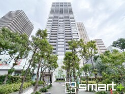 ~堂々とした大型のマンション~
・総戸数の多い大型のマンションですので、外観の迫力もあり誇りに思えるようなお住まいとなっております。
・ぜひ現地でご体感くださいませ。