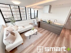 ~穏やかな陽の入るLDK~
・大きな窓のあるLDKは陽当りも良好で明るい空間となっております。
・ご家族団らんなど過ごす時間の多いLDKが明るいのは嬉しいポイントですね。