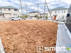 ~閑静な住宅街の立地~
・周辺は閑静な住宅街となっておりますので、静かな暮らしをご実現いただけます。
・前面道路の交通量も多くないので、小さなお子様がいるご家庭でもご安心ですね。
