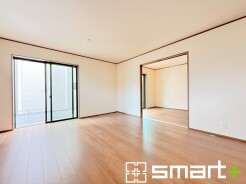 ~家族団らんにピッタリの広々リビング~
・穏やかな陽だまりに包まれる居心地の良いLDKは、ご家族が集まる憩いのスペースに。
・隣接の洋室を続き間として利用すれば21帖超の広々空間になります。