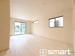 ~穏やかな陽の入るLDK~
・大きな窓のあるLDKは陽当りも良好で明るい空間となっております。
・ご家族団らんなど過ごす時間の多いLDKが明るいのは嬉しいポイントですね。