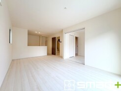 ~家族団らんにピッタリの広々リビング~
・自然の光が降り注ぐ明るいLDKは家族団らんにピッタリ。
・隣接の洋室を続き間として利用すれば21帖超の広々空間になります。