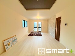 ~折り上げ天井のあるLDK~
・一部天井を高くする折り上げ天井を配する事で縦への空間が生まれ、開放感のある広々とした仕様に。
・ぜひ現地でその魅力をご体感くださいませ。