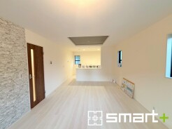 ~穏やかな陽の入るLDK~
・大きな窓のあるLDKは陽当りも良好で明るい空間となっております。
・ご家族団らんなど過ごす時間の多いLDKが明るいのは嬉しいポイントですね。