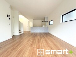 ~穏やかな陽の入るLDK~
・大きな窓のあるLDKは陽当りも良好で明るい空間となっております。
・ご家族団らんなど過ごす時間の多いLDKが明るいのは嬉しいポイントですね。