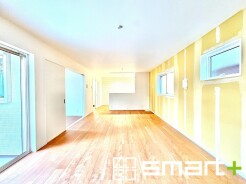 ~余裕の空間が広がるLDK~
・20帖あるLDKはご家族団らんのお時間を余裕の広さで演出してくれます。
・ご内覧の際は家具の配置などもイメージしながらご覧くださいませ。