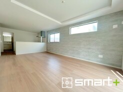 ~折り上げ天井のあるLDK~
・一部天井を高くする折り上げ天井を配する事で縦への空間が生まれ、開放感のある広々とした仕様に。
・ぜひ現地でその魅力をご体感くださいませ。
(1号棟)