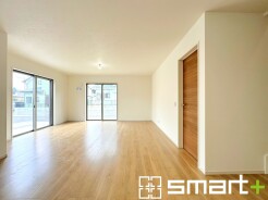 ~スタディカウンターをご用意~
・テレワークスペースとして、お子様の勉強スペースとして、家事スペースとして、など様々な使い方のできるスタディカウンターをご用意。
・ぜひ現地でその使い勝手の良さをご確認くださいませ。