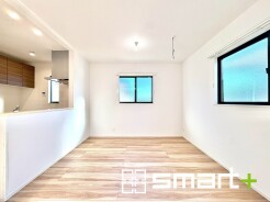 ~穏やかな陽の入るLDK~
・穏やかな陽だまりに包まれる居心地の良いLDKは、ご家族が自然と集まる憩いのスペースに。
・料理と洗濯、片付けなど並行して家事を進める時に便利な回遊動線。