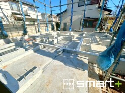 ~ベタ基礎でしっかりとした土台~
・コンクリートの中に鉄筋を配し強度を高めた「ベタ基礎」を採用。
・しっかりとした土台を造ったうえで、その上に建物が築造されていきます。
(A号棟)