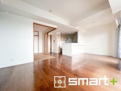 ~日当り良好のLDK~
・たくさんの窓からたっぷりの陽光が差し込む明るいリビングで寛ぎのひと時を。
・出来立てのお料理を運ぶのにも、食器の後片付けもラクラクのカウンターキッチン。