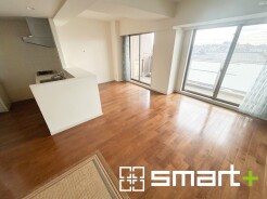 ~穏やかな陽の入るLDK~
・大きな窓のあるLDKは陽当りも良好で明るい空間となっております。
・ご家族団らんなど過ごす時間の多いLDKが明るいのは嬉しいポイントですね。