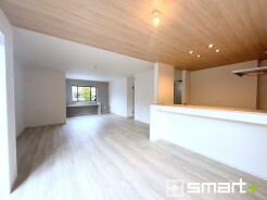 ~余裕の空間が広がるLDK~
・24帖あるLDKはご家族団らんのお時間を余裕の広さで演出してくれます。
・ご内覧の際は家具の配置などもイメージしながらご覧くださいませ。