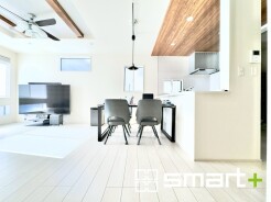 ~折り上げ天井のあるLDK~
・一部天井を高くする折り上げ天井を配する事で縦への空間が生まれ、開放感のある広々とした仕様に。
・ぜひ現地でその魅力をご体感くださいませ。