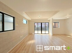 ~穏やかな陽の入るLDK~
・大きな窓のあるLDKは陽当りも良好で明るい空間となっております。
・アクセントクロスでシンプルなお部屋もメリハリのある空間になりますね。