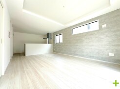 ~穏やかな陽の入るLDK~
・大きな窓のあるLDKは陽当りも良好で明るい空間となっております。
・ご家族団らんなど過ごす時間の多いLDKが明るいのは嬉しいポイントですね。